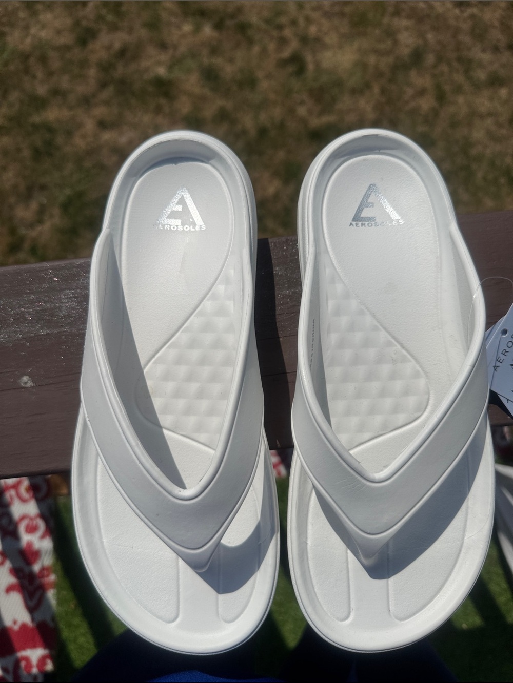 AEROSOLES White Foam Thong Sandals